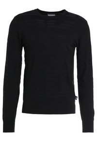 Musta neulepaita, jossa on kuvioitu vaakasuorien raitojen rakenne. Pyöreä pääntie sekä resorireunukset hihansuissa ja helmassa viimeistelevät mallin.