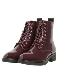 Bordeaux lakkleren enkelboots met een ronde neus, zes metalen oogjes en bordeaux rode veters, met een zwarte platte zool en een trekhaak.