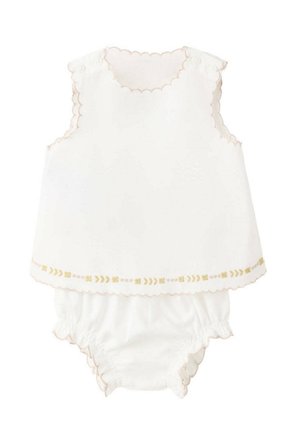 Robe bébé blanche sans manches avec bords festonnés, broderie dorée et rose près de l'ourlet, et culotte élastiquée assortie.