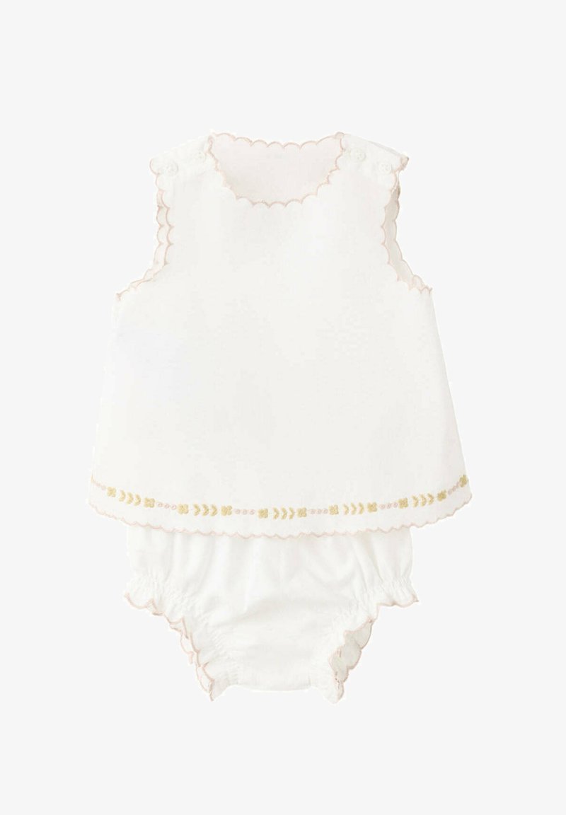 Robe bébé blanche sans manches avec bords festonnés, broderie dorée et rose près de l'ourlet, et culotte élastiquée assortie.