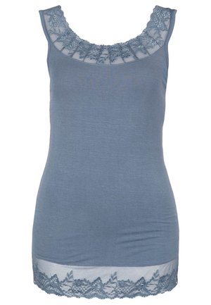 Světle modrý top na ramínka s krajkovým lemem kolem výstřihu a spodního okraje. Vyroben z měkké látky, má priléhavý střih a okraje zdobené vlnkovanou krajkou.