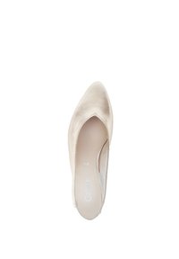 Pompe slingback en satin beige avec un orteil pointu, texture lisse et éclat subtil. Dotée d'un rembourrage à l'intérieur et d'un design à talon plat.