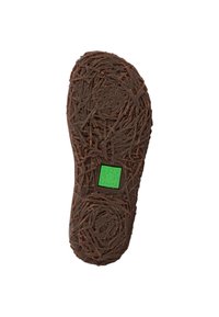 Suela de zapato de goma marrón con un diseño texturizado que recuerda a ramitas. Presenta un logo en forma de rana verde cerca del talón y detalles de patrón circular.