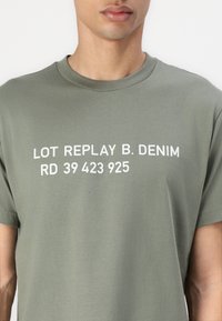 Replay Apdrukāts T-krekls - sage green