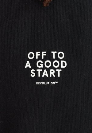 Zwarte sweatshirt met witte tekst: "OFF TO A GOOD START" en "REVOLUTION™." Gemaakt van zachte, gestructureerde stof met een ontspannen pasvorm.