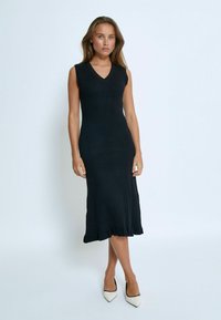 ANELI V-NECK MIDI - Strickkleid - black