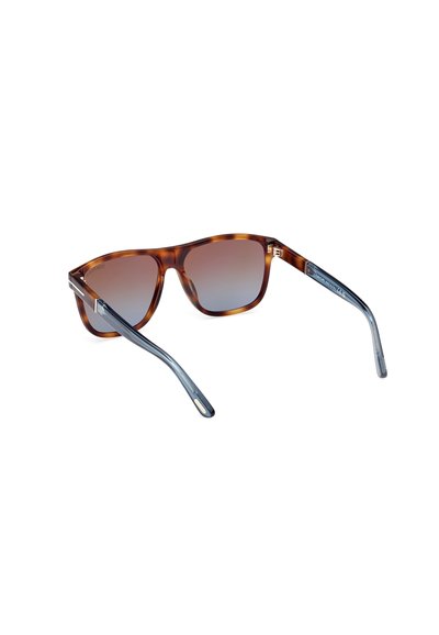Occhiali da sole tartaruga con lenti sfumate, una montatura spessa e tempie chiare blu a contrasto. Presentano dettagli in metallo nelle cerniere.