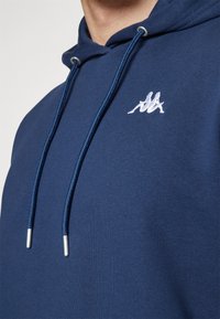 Kappa HOODED SWEATSHIRT SMALL LOGO - Džemperis su gobtuvu - dress blues