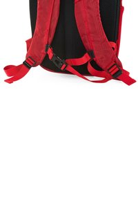Mochila roja con correas ajustables y paneles de malla negra. Presenta cierres de hebilla y un material exterior texturizado para un mejor agarre.