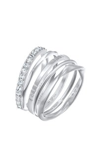 Stak af fire sølvringer med glatte, polerede overflader, hvoraf den ene er prydet med runde klare sten, samt strukturerede og glatte bånd.