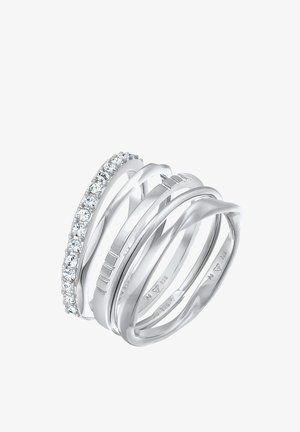 Stapel von vier silbernen Ringen mit glatten, polierten Oberflächen, einer verziert mit runden, klaren Steinen, sowie strukturierten und schlichten Bändern.