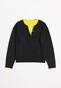 Pull gris foncé avec un col et des accents jaunes. Il présente un col en V et trois boutons marron sur la patte de boutonnage. Poignets et ourlet côtelés.