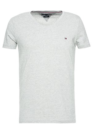 Hellgraues T-Shirt mit kurzen Ärmeln und V-Ausschnitt aus Bio-Baumwolle, mit kleinem Tommy Hilfiger Flaggenlogo auf der linken Brust.