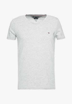 Jasnoszary t-shirt z krótkim rękawem i dekoltem w serek, wykonany z organicznej bawełny, z małym logo flagi Tommy Hilfiger na lewej piersi.