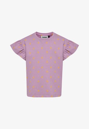 Lilla T-shirt med korte, flæsete ærmer, prydet med et gentaget mønster af små gule sommerfugle. Fremstillet af blødt bomuldsstof.