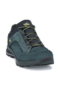 Dunkelblauer Wanderschuh aus Wildleder und Mesh-Obermaterial, grauen Schnürsenkeln und gelben Akzenten. Profilierte Gummisohle für besseren Halt.