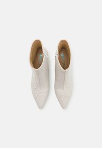Blue by Betsey Johnson Klasiski puszābaki - offwhite
