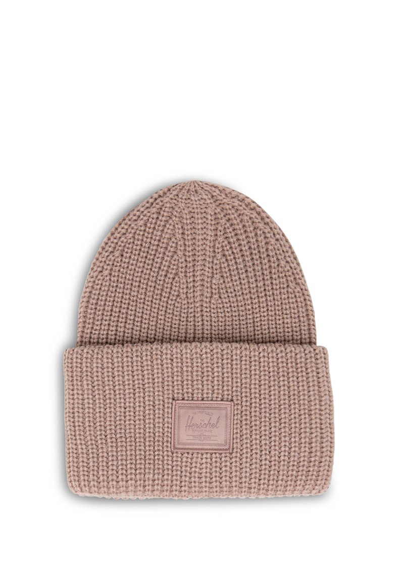 Bonnet tricoté en rose doux, avec une texture côtelée et un revers replié. Comprend une étiquette logo rectangulaire dans une couleur assortie.