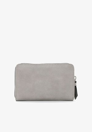 Prostokątny, jasno-szary skórzany portfel z zamkiem błyskawicznym i czarnym chwytakiem z frędzlami po prawej stronie.