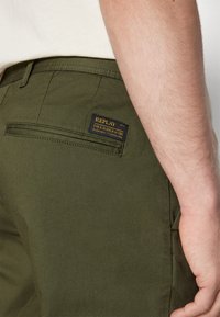 Replay DAMIAN PANTS - Hlače chino - military