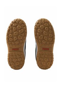 Suelas exteriores de goma con un patrón antideslizante texturizado, en color marrón claro con detalles; logo destacado en rojo.