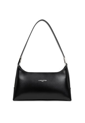 Borsa a tracolla in pelle nera con una texture liscia, forma rettangolare e una tracolla curva. Presenta dettagli metallici e logo impresso.