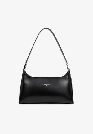 Sac à main en cuir noir avec une texture lisse, de forme rectangulaire et avec une bandoulière courbée. Il dispose de quincaillerie métallique et d'un logo embossé.