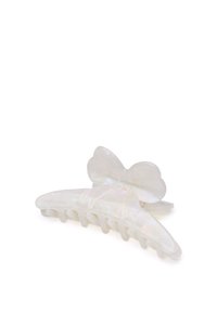 Clip para el cabello de plástico blanco con un diseño de mariposa, acabado brillante, mandíbulas texturizadas y un brillo perlado.