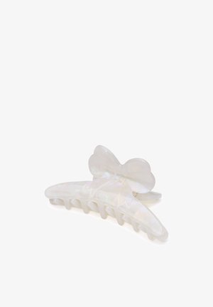 Fermaglio per capelli in plastica bianca con design a farfalla, finitura lucida, jaws testurizzati e un effetto perlaceo.