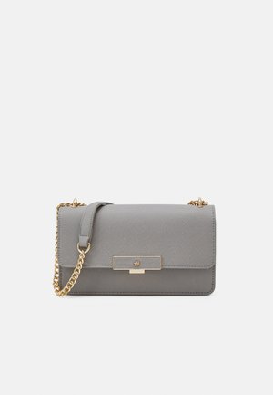 Grå fake læder crossover taske med et gulligt kæde rem, frontklap lukning og en rektangulær guld hardware detalje. Glat tekstur.