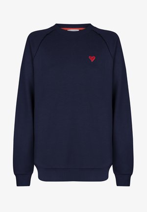 Marineblaue Sweatshirt aus weichem Material, mit einer roten Herzstickerei auf der linken Brust, gerippten Bündchen und Saum sowie Raglanärmeln.