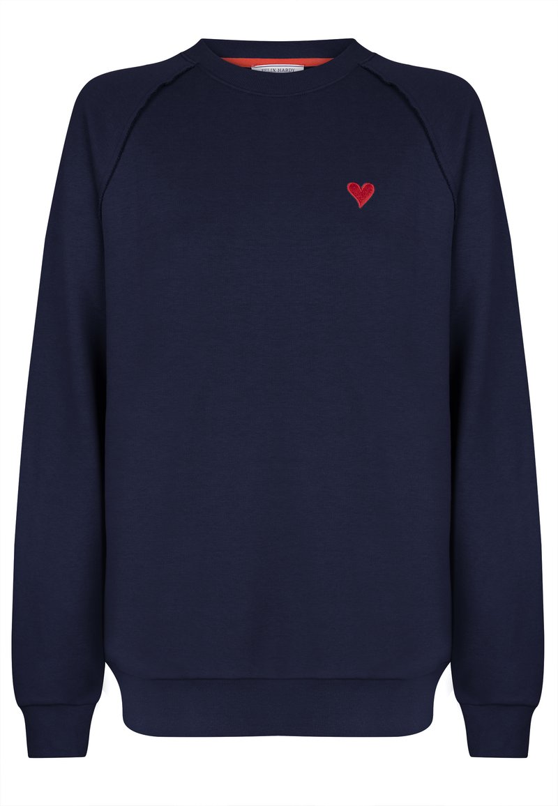 Marinblå sweatshirt i mjukt tyg, med röd hjärtbroderi på vänster bröst, ribbade ärmslut och nederkant samt raglanärmar.