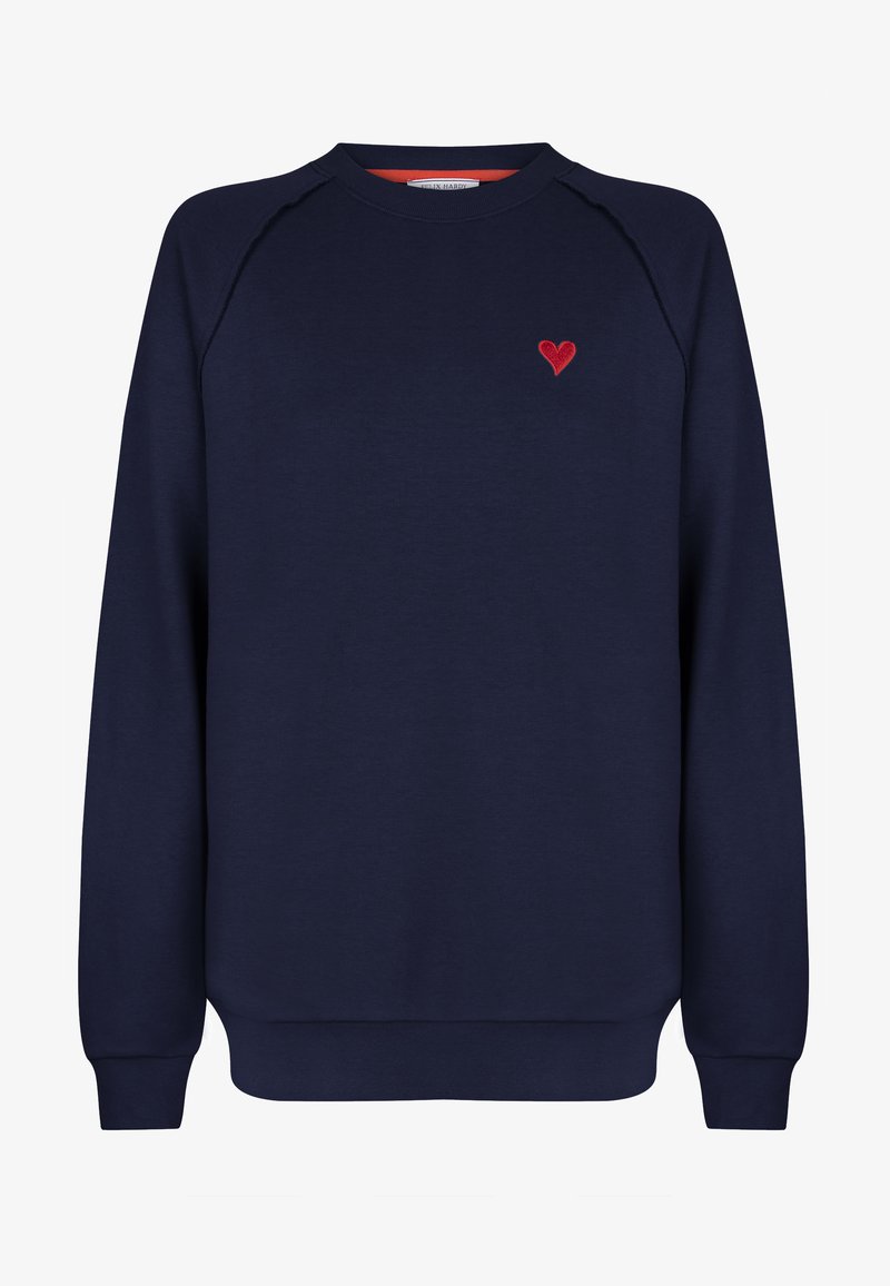 Felpa blu navy realizzata in morbido tessuto, con un ricamo a forma di cuore rosso sul lato sinistro del petto, polsini e orlo a coste e maniche raglan.