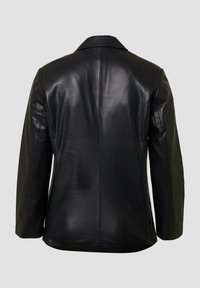 Giacca in pelle nera con colletto classico, maniche lunghe e una texture liscia, con cuciture verticali che scendono lungo la schiena.