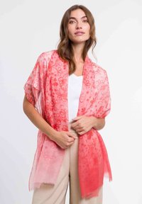 Eșarfă ușoară, transparentă de coral, cu un model floral, având un efect de degradé de la deschis la închis. Textură moale și design deschis.