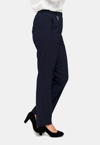 Donkerblauwe, gestructureerde, op maat gemaakte pantalons met een tailleband met een accent in de vorm van een zilveren ring, zijzakken en een slanke, rechte pijpdesign.