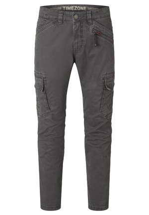 Graue Cargo-Hosen mit slim fit, aus Baumwolle gefertigt, mit mehreren Taschen, einer Reißverschlusstasche mit roten Akzenten und einem Knopfverschluss.