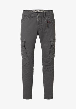 Graue Cargo-Hosen mit slim fit, aus Baumwolle gefertigt, mit mehreren Taschen, einer Reißverschlusstasche mit roten Akzenten und einem Knopfverschluss.