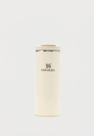 Kreemivärvi Stanley isoleeritud reisitass klapikaanega ja hõbedase logoga, ühtlasel valgel taustal.