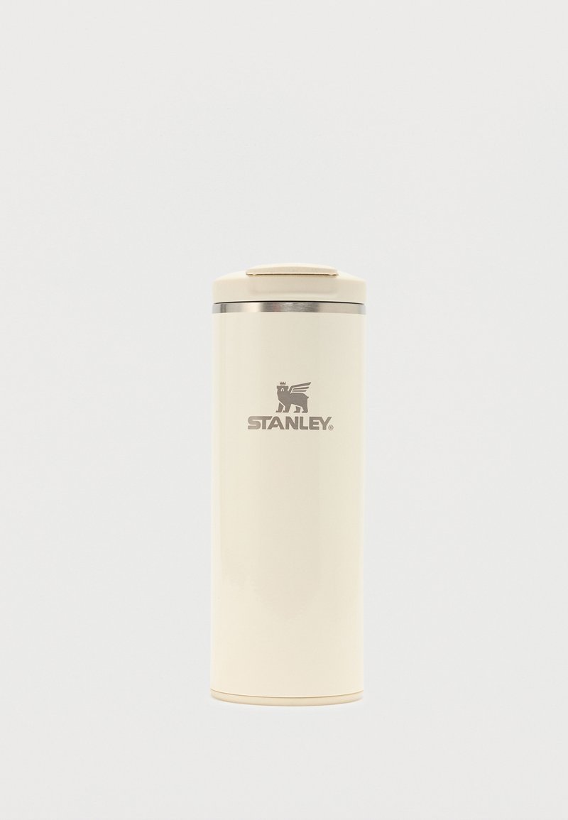 Κρεμχρώμιο μονωμένο ταξιδιωτικό κύπελλο Stanley με αναδιπλούμενο καπάκι και ασημένιο λογότυπο σε απλό λευκό φόντο.