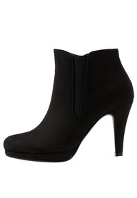 Stivale alla caviglia nero con finitura in suede, punta affusolata, pannelli elastici laterali e un alto tacco a stiletto. Texture liscia, design elegante.
