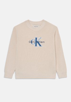 Pulover bej din tricot, cu guler rotund, manșete ribbed și un logo brodat albastru "Calvin Klein" cu "CK" accentuat pe față.