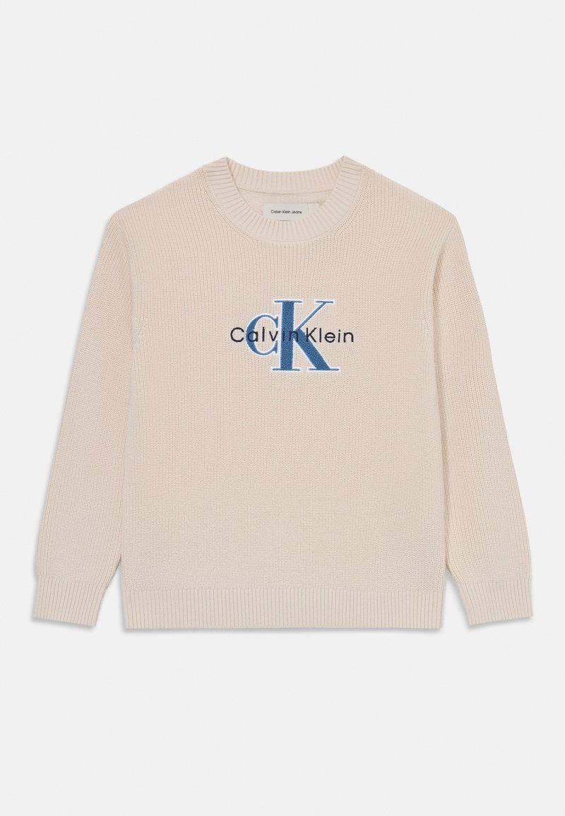 Beige kötött pulóver kerek nyakkal, bordázott mandzsettákkal, és egy hímzett kék "Calvin Klein" logóval, amelyen a kiemelt "CK" látható az elej�én.