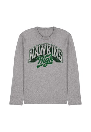 Graues Langarmshirt aus Baumwollmischung mit großem grünem Schriftzug "HAWKINS High" auf der Vorderseite in einer kräftigen, College-Schriftart.