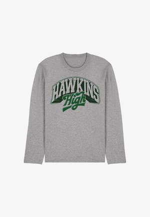 Graues Langarmshirt aus Baumwollmischung mit großem grünem Schriftzug "HAWKINS High" auf der Vorderseite in einer kräftigen, College-Schriftart.