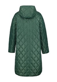 Abrigo acolchado largo con capucha en verde oscuro. Presenta un patrón de diamantes, textura suave y un corte relajado con mangas largas.