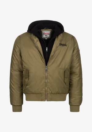 Olīvzaļš bomber tipa jakas ar rāvējslēdzēju, ribotām aprocēm un divām priekšējām kabatām, zem kuras ir melns kapuci.