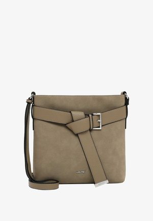 Beżowa torba typu crossbody wykonana z materiału przypominającego zamsz. Posiada szeroki pasek z detalem klamry oraz regulowany pasek na ramię. Logo na przedniej stronie.