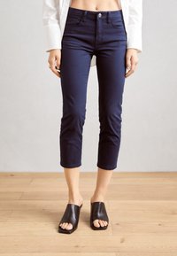 Esprit - 5 POCKET CAPRI - Pantaloni - navy Immagine in miniatura 1