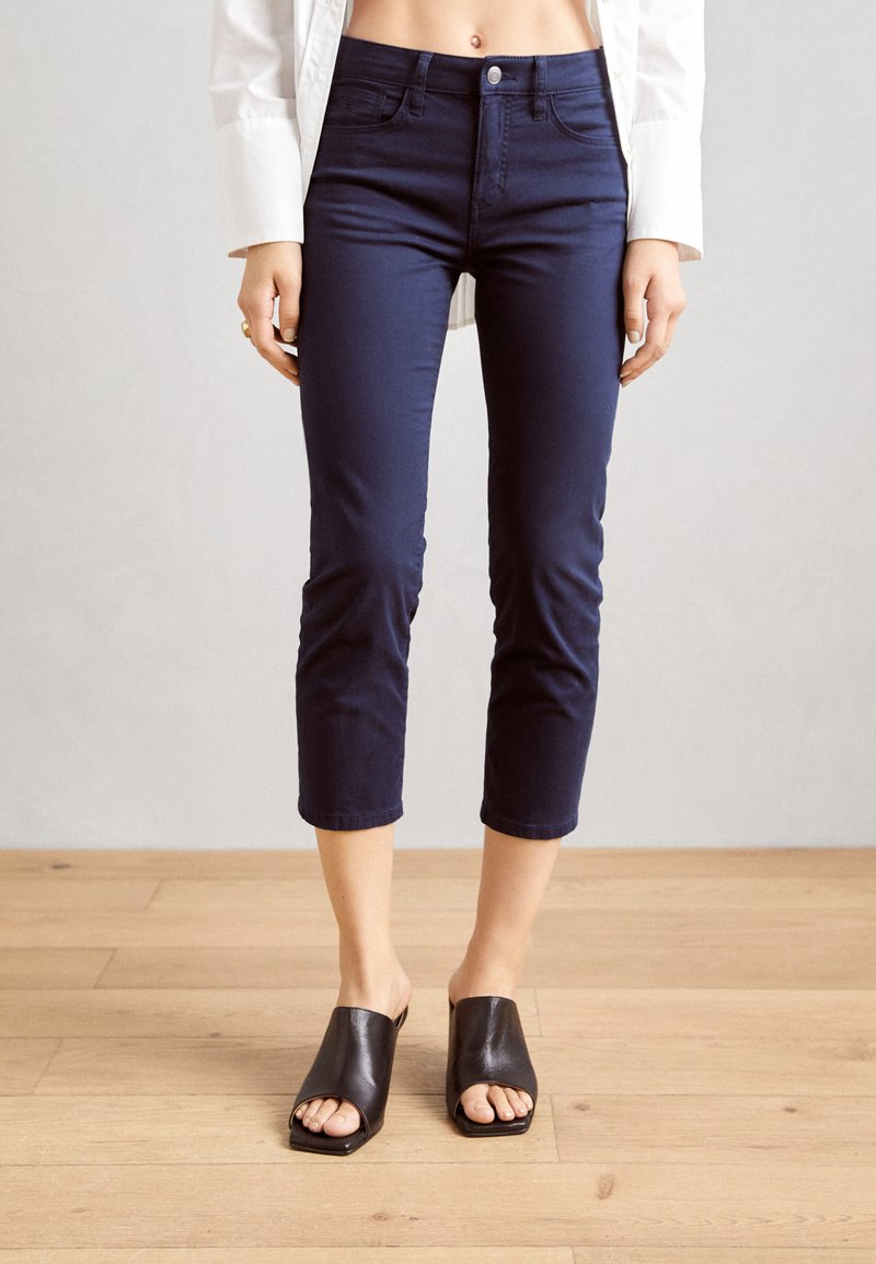 Esprit - 5 POCKET CAPRI - Pantaloni - navy, Ingrandire